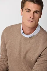 Sweater marrón claro de tejido de punto fino, con cuello redondo y logo bordado en el pecho.