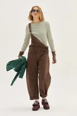 Borcego de cuero color bordó con suela de plataforma, cordones bicolores y detalle de pompones decorativos en el empeine.