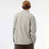 Camisa de manga larga con diseño de cuadros en tonos verde kaki y blanco, de corte recto y cierre frontal de botones.
