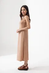 Vestido largo de lurex azul marino con breteles finos.