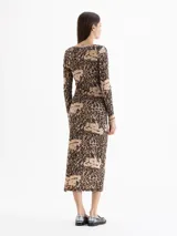 Vestido midi de punto con estampado animal print, escote cuadrado, mangas largas y tajo lateral. Presenta un calce ajustado al cuerpo y logo bordado en la espalda.