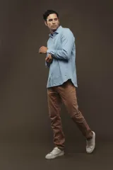 Pantalon de gabardina color tostado, de corte recto y ajuste clásico.