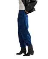 Pantalón de vestir azul con rayas verticales finas en color marrón claro. Diseño de tiro alto con elástico en la cintura y pliegues marcados en la parte delantera de las piernas. El corte es relajado y el largo es al tobillo.