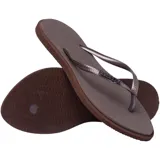 Chancletas Havaianas modelo Slim Point color marrón café, con tiras finas texturizadas y suela de goma con textura de grano de arroz.