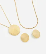 Conjunto de bijouterie compuesto por un collar de cadena fina, un collar con dije circular texturizado y un par de aros tipo botón a juego, todos con acabado en tono dorado.