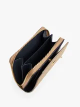 Billetera pequeña de color beige con cierre de cremallera perimetral y un patrón grabado de monograma TH en relieve. Presenta una insignia metálica con el logo TH en el frente.