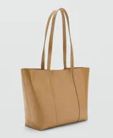 Bolso tipo shopper de tamaño mediano en color camel, con acabado liso y brillante. Cuenta con dos asas de hombro fijas y cierre de botón magnético.