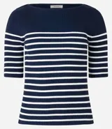 Blusa de punto con textura acanalada, diseño de rayas horizontales en azul marino y blanco, escote barco y manga corta.