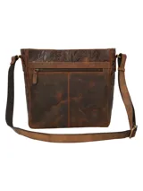 Cartera bandolera de cuero marrón con estampado de hojas en relieve. Tiene un bolsillo frontal con cierre y correa ajustable.