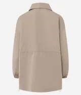 Campera cortaviento oversized color beige, de cuello alto, mangas largas con puños elásticos, bolsillos frontales con solapa y cordón ajustable en la cintura.