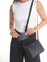 Cartera tipo bandolera Tahari de cuero sintético con textura granulada, cierre superior y logo metálico frontal. Incluye un monedero pequeño independiente sujeto a la correa regulable.