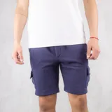 Bermuda de algodón de punto color azul marino, con bolsillos cargo laterales y corte a la rodilla.