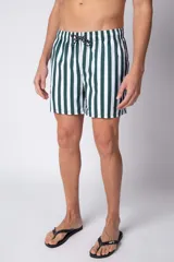 Short de baño con diseño de rayas verticales en blanco y negro, con cintura elástica ajustable mediante cordón y logo metálico pequeño en el ruedo.