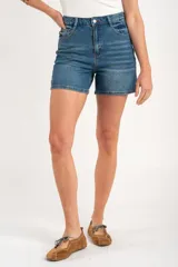 Short de denim azul de tiro medio y calce recto, con bolsillos clásicos y cierre frontal.