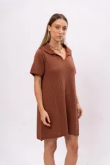 Vestido corto marrón de punto calado con cuello polo y mangas cortas.