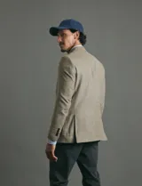 Saco sport de gamuza ecológica, con cierre de dos botones frontales, solapas clásicas y bolsillos laterales con solapa.