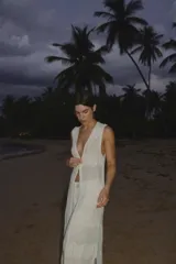 Chaleco largo de tejido de punto calado con diseño geométrico, escote en V profundo y cierre frontal con ganchito.