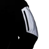 Campera Caterpillar de hombre, color negro, con cierre frontal y logo de la marca en el pecho.
