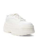 Championes Puma modelo Karmen, de diseño urbano con plataforma elevada. Presentan un exterior sintético en color marfil con cordones al tono y suela de goma robusta que brinda estabilidad y agarre.