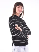 Saco de tejido de punto negro con rayas horizontales blancas, cuello en V y cierre frontal con botones dorados.