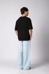 Remera de algodón gris con efecto acid wash, corte regular, mangas cortas y cuello redondo. Cuenta con un pequeño bordado tono sobre tono en el pecho y una etiqueta lateral distintiva de la marca en el ruedo.