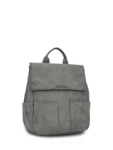 Mochila Hush Puppies modelo Dallas de ecocuero gris, con compartimento principal con solapa y cierre, bolsillos delanteros y laterales abiertos, y bolsillo trasero con cierre. Cuenta con asa superior y correas ajustables.