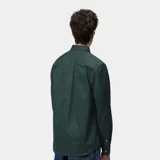 Camisa de manga larga con cuello abotonado, confeccionada en tejido de algodón resistente. Presenta un corte clásico, cierre frontal con botones y el logo de la marca bordado en el pecho.