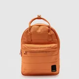 Mochila urbana de diseño acolchado en color negro, con compartimento principal y bolsillo frontal con cierre. Cuenta con asas superiores de mano y correas ajustables acolchadas. Incluye compartimento interior para notebook de 13 pulgadas y detalle de logo de la marca en la parte inferior.