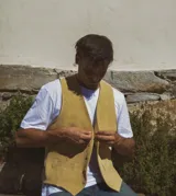 Chaleco de vestir con frente de gamuza y espalda de lino, con cierre frontal de botones y ajuste clásico.