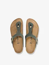 Sandalias Birkenstock modelo Gizeh, color verde con hebilla dorada ajustable.