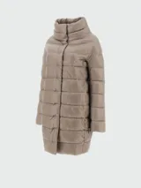Campera puffer Herno modelo Dora de corte recto, confeccionada en nylon ultralight color caqui. Presenta diseño acolchado horizontal, cuello alto envolvente, cierre frontal oculto con botones a presión y bolsillos laterales discretos.