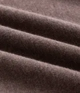 Suéter de punto color marrón, con cuello alto y cierre frontal parcial tipo half-zip, de manga larga y diseño regular.