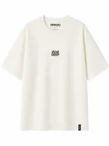 Remera negra de corte holgado, con cuello redondo y mangas cortas. Presenta un pequeño estampado tipográfico en el centro del pecho con las palabras "SUNDAY GOODS".