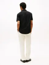 Camisa negra de manga corta confeccionada en popelina de algodón BCI.