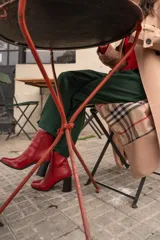 Botas de cuero sintético rojas con cierre lateral y taco bloque.