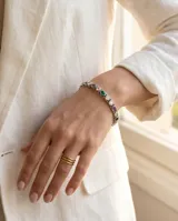 Pulsera esclava de plata 925 con diseño articulado, engastada con piedras naturales en tonos verde, violeta y circonias blancas brillantes.
