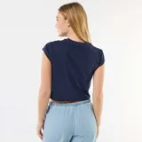 Camiseta azul marino crop top con manga corta y cuello redondo. Cuenta con un estampado frontal de Stitch y el texto "Just Chill" en color blanco.
