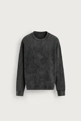 Sweater relaxed fit de canalé, color negro con efecto lavado, cuello redondo y manga larga con acabados en rib.