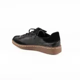 Championes de estilo urbano con diseño combinado en cuero negro y paneles laterales con estampado animal print tipo leopardo. Presenta detalle en color dorado en el talón, cierre con cordones negros y suela de goma en tono natural.