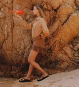 Sandalias de cuero color marrón con plataforma y detalle de flor dorada en el empeine.