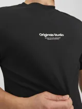 Remera de manga corta y cuello redondo con calce relajado. Presenta un estampado en relieve en el centro del pecho con la inscripción Originals Studio. Confeccionada en tejido jersey simple de algodón.