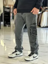 Pantalón cargo de jean estilo oversize, color celeste, con bolsillos laterales con solapa y corte recto.