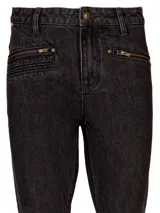 Pantalón skinny de tiro medio confeccionado en denim gris oscuro. Presenta bolsillos delanteros con cierre metálico, cierre de botón y ruedo con terminación desflecada.