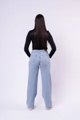 Pantalón de jean estilo wide leg, de tiro alto y corte recto y holgado, en color azul claro con efecto lavado.