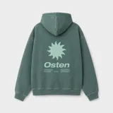 Canguro con capucha de color verde con efecto lavado, diseño de corte holgado, bolsillo frontal tipo canguro, cordones ajustables y logo estampado en el pecho.