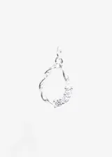 Dije plateado con forma de gota torneada, con detalle de tres zirconias incrustadas.