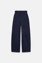 Pantalón balloon de tiro alto confeccionado en algodón, con cintura elástica ajustable mediante cordones tono sobre tono y bolsillos en el delantero.