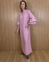Vestido largo tipo túnica de color azul con estampado a cuadros blancos, cuello mao con escote en V y botones frontales parciales. Presenta mangas tres cuartos con volados en cascada.
