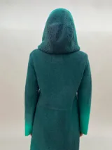 Tapado largo color verde esmeralda de lana merino, con capucha y puños calados.