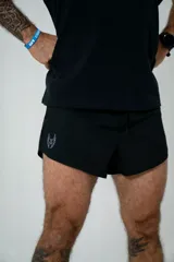 Short deportivo negro con logo de Hermod estampado en sublimación, corte holgado y aberturas laterales. Incluye suspensor interno de lycra de microfibra.